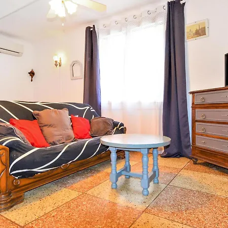 Holiday home Lovely In With Kitchen